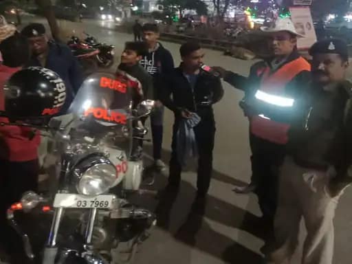 नए साल पर जश्न को लेकर पुलिस की सख्ती,25 जगहों में 200 जवान किए गए तैनात.. 42 नए साल पर जश्न को लेकर पुलिस की सख्ती,25 जगहों में 200 जवान किए गए तैनात.. December 25, 2025
