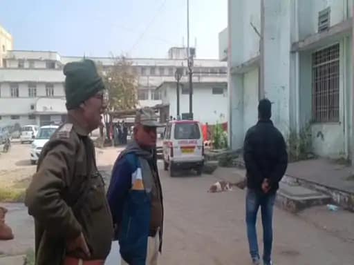 बदमाश को लेकर आ रही पुलिस की इनोवा पलटी.. 42 बदमाश को लेकर आ रही पुलिस की इनोवा पलटी.. December 2, 2025