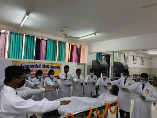 MBBS फर्स्ट ईयर स्टूडेंट्स की अनोखी परंपरा,शव के सम्मान में करते हैं पूजा... 42 MBBS फर्स्ट ईयर स्टूडेंट्स की अनोखी परंपरा,शव के सम्मान में करते हैं पूजा... December 22, 2025