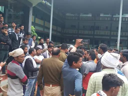 खरगोन जिले में स्कूल बस पलटी, 5 बच्चे घायल,30 बच्चों को स्कूल ले जाते समय हादसा, अभिभावकों ने स्कूल घेरा... 42 खरगोन जिले में स्कूल बस पलटी, 5 बच्चे घायल,30 बच्चों को स्कूल ले जाते समय हादसा, अभिभावकों ने स्कूल घेरा... March 5, 2026