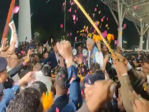 CM भूपेश बघेल का एयरपोर्ट पर ढोल-नगाड़ों से स्वागत.. 42 CM भूपेश बघेल का एयरपोर्ट पर ढोल-नगाड़ों से स्वागत.. December 25, 2025