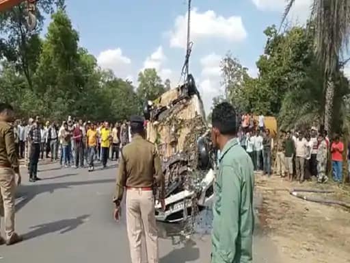 हाईवे से गायब कार कुएं में मिली, 4 शव बरामद... 42 हाईवे से गायब कार कुएं में मिली, 4 शव बरामद... December 24, 2025