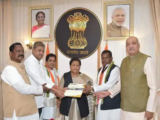 राजभवन पहुंचे सांसद-विधायक.. 42 राजभवन पहुंचे सांसद-विधायक.. December 23, 2025