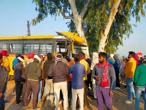 डंपर से भिड़ी स्कूल बस, बच्चे रोते-पुकारते रहे, 25 के सिर फूटे, फ्रैक्चर.. 42 डंपर से भिड़ी स्कूल बस, बच्चे रोते-पुकारते रहे, 25 के सिर फूटे, फ्रैक्चर.. December 2, 2025