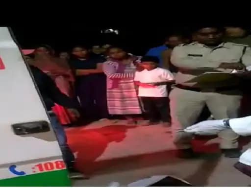 रेलवे ट्रैक के पास झुलसकर तड़प रही थी,राहगीरों ने पुलिस को दी जानकारी,अस्पताल में कराया भर्ती 42 रेलवे ट्रैक के पास झुलसकर तड़प रही थी,राहगीरों ने पुलिस को दी जानकारी,अस्पताल में कराया भर्ती December 2, 2025