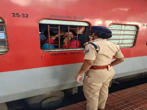 CG News: अकेली सफर करने वाली युवतियों से लेती हैं फीडबैक, 40 गाड़ियों में लगाई गई ड्यूटी.. 42 CG News: अकेली सफर करने वाली युवतियों से लेती हैं फीडबैक, 40 गाड़ियों में लगाई गई ड्यूटी.. April 20, 2026