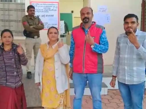 MP के 19 नगरीय निकायों में वोटिंग, धार में 10 और दिग्विजय के गढ़ राघौगढ़ में 32 प्रतिशत मतदान.. 42 MP के 19 नगरीय निकायों में वोटिंग, धार में 10 और दिग्विजय के गढ़ राघौगढ़ में 32 प्रतिशत मतदान.. March 7, 2026