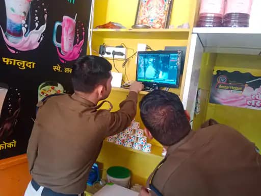 बुरखा पहनकर लूटा बैंक, इंदौर में करता है जॉब,1 बदमाश को भीड़ ने पकड़ा... 42 बुरखा पहनकर लूटा बैंक, इंदौर में करता है जॉब,1 बदमाश को भीड़ ने पकड़ा... March 6, 2026