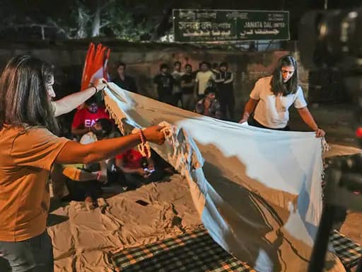 जंतर-मंतर पर पहलवानों का प्रदर्शन, रातभर फुटपाथ पर सोए.. 42 जंतर-मंतर पर पहलवानों का प्रदर्शन, रातभर फुटपाथ पर सोए.. March 7, 2026