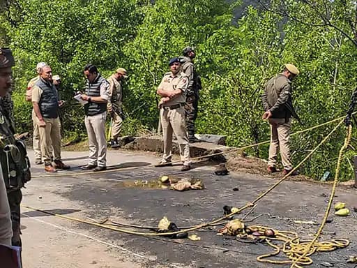 हमले के शिकार आर्मी-ट्रक में इफ्तार के लिए फल थे,5 जवानों की शहादत के बाद गांव के लोग बोले- ईद नहीं मनाएंगे.. 42 हमले के शिकार आर्मी-ट्रक में इफ्तार के लिए फल थे,5 जवानों की शहादत के बाद गांव के लोग बोले- ईद नहीं मनाएंगे.. December 2, 2025