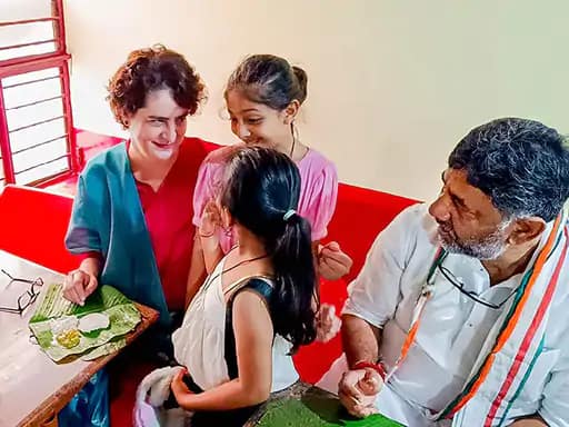 कर्नाटक में प्रियंका ने डोसा बनाया,रैली में बोलीं- इंदिरा को संसद से निकाला था, वो वापस आईं.. 42 कर्नाटक में प्रियंका ने डोसा बनाया,रैली में बोलीं- इंदिरा को संसद से निकाला था, वो वापस आईं.. March 7, 2026