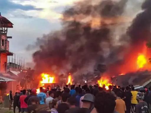 मणिपुर हिंसा में अब तक 54 लोगों की मौत,1100 लोगों ने असम में शरण ली, हालात स्थिर.. 42 मणिपुर हिंसा में अब तक 54 लोगों की मौत,1100 लोगों ने असम में शरण ली, हालात स्थिर.. March 7, 2026