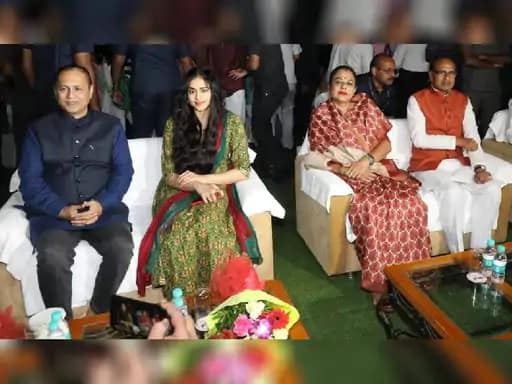 सीएम शिवराज ने मंत्रियों के साथ देखी 'द केरला स्टोरी',बोले- झूठे प्रेम के जाल में फंस जाती हैं हमारी बेटियां.. 42 सीएम शिवराज ने मंत्रियों के साथ देखी 'द केरला स्टोरी',बोले- झूठे प्रेम के जाल में फंस जाती हैं हमारी बेटियां.. February 17, 2026