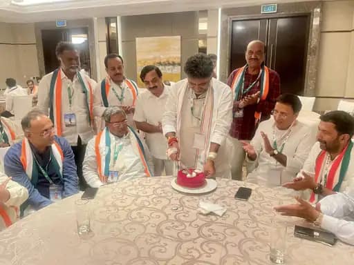 कर्नाटक CM चुनने के लिए सीक्रेट वोटिंग हुई.. 42 कर्नाटक CM चुनने के लिए सीक्रेट वोटिंग हुई.. March 7, 2026