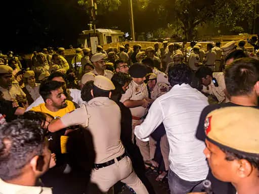 जंतर-मंतर पर देर रात रेसलर्स और पुलिस में झड़प,महिला पहलवान रोने लगीं.. 42 जंतर-मंतर पर देर रात रेसलर्स और पुलिस में झड़प,महिला पहलवान रोने लगीं.. March 6, 2026