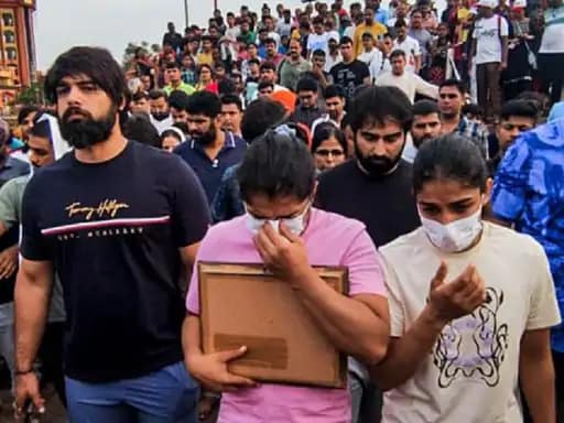 बृजभूषण के खिलाफ 1 हजार पन्नों की चार्जशीट,दिल्ली पुलिस कोर्ट पहुंची.. 42 बृजभूषण के खिलाफ 1 हजार पन्नों की चार्जशीट,दिल्ली पुलिस कोर्ट पहुंची.. March 7, 2026