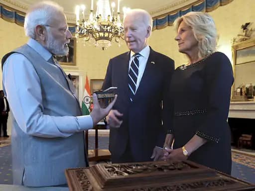 PM ने बाइडेन को घी-नमक, फर्स्ट लेडी को डायमंड दिया,राष्ट्रपति ने व्हाइट हाउस में होस्ट किया प्राइवेट डिनर.. 42 PM ने बाइडेन को घी-नमक, फर्स्ट लेडी को डायमंड दिया,राष्ट्रपति ने व्हाइट हाउस में होस्ट किया प्राइवेट डिनर.. February 16, 2026