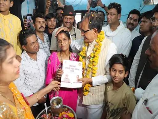 सीएम ने गाया एक हजारों में मेरी बहना है,घर जाकर लाडली बहना के स्वीकृति पत्र बांटे, गलियों में किया स्वागत.. 42 सीएम ने गाया एक हजारों में मेरी बहना है,घर जाकर लाडली बहना के स्वीकृति पत्र बांटे, गलियों में किया स्वागत.. February 16, 2026