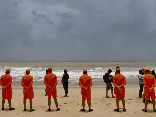 बिपरजॉय कल गुजरात तट से टकराएगा,गुजरात-मुंबई में भारी बारिश.. 42 बिपरजॉय कल गुजरात तट से टकराएगा,गुजरात-मुंबई में भारी बारिश.. March 6, 2026