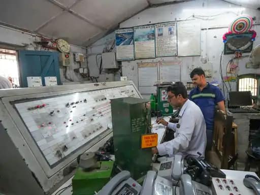 ओडिशा ट्रेन हादसा-मृतकों की संख्या 278 हुई,3 दिन बाद भी 100 शवों की पहचान नहीं, CBI टीम घटनास्थल पहुंची.. 42 ओडिशा ट्रेन हादसा-मृतकों की संख्या 278 हुई,3 दिन बाद भी 100 शवों की पहचान नहीं, CBI टीम घटनास्थल पहुंची.. March 7, 2026