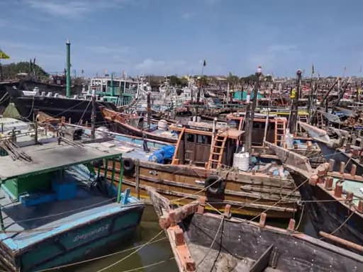 बिपरजॉय तूफान से मुंबई में हाईअलर्ट,गुजरात के तटीय इलाकों से लोगों को हटाया जा रहा.. 42 बिपरजॉय तूफान से मुंबई में हाईअलर्ट,गुजरात के तटीय इलाकों से लोगों को हटाया जा रहा.. March 6, 2026