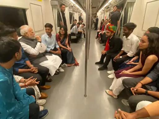 मोदी ने DU जाने के लिए मेट्रो से यात्रा की,टोकन लेकर प्लेटफॉर्म पहुंचे.. 42 मोदी ने DU जाने के लिए मेट्रो से यात्रा की,टोकन लेकर प्लेटफॉर्म पहुंचे.. March 8, 2026