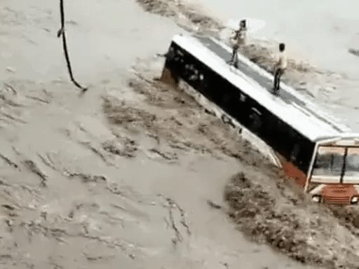 यूपी में 40 यात्रियों से भरी बस नदी में फंसी.. 42 यूपी में 40 यात्रियों से भरी बस नदी में फंसी.. December 25, 2025