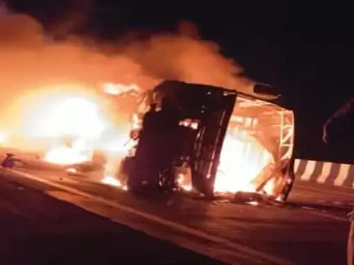 महाराष्ट्र में बस हादसा, 26 की जलकर मौत.. 42 महाराष्ट्र में बस हादसा, 26 की जलकर मौत.. February 15, 2026