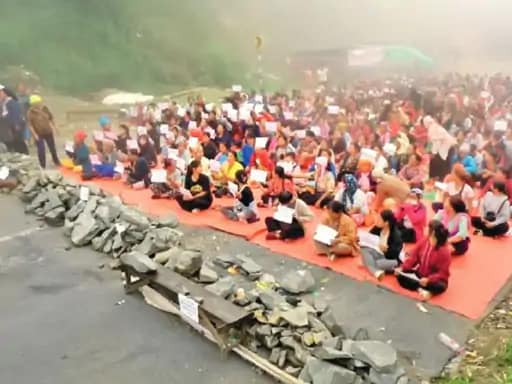 मणिपुर पर हंगामे के बाद लोकसभा-राज्यसभा दोपहर तक स्थगित.. 42 मणिपुर पर हंगामे के बाद लोकसभा-राज्यसभा दोपहर तक स्थगित.. February 16, 2026