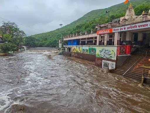 गुजरात के गांधीधाम स्टेशन में पानी भरा,तीन राज्यों में पिछले एक हफ्ते में 35.. 42 गुजरात के गांधीधाम स्टेशन में पानी भरा,तीन राज्यों में पिछले एक हफ्ते में 35.. December 2, 2025