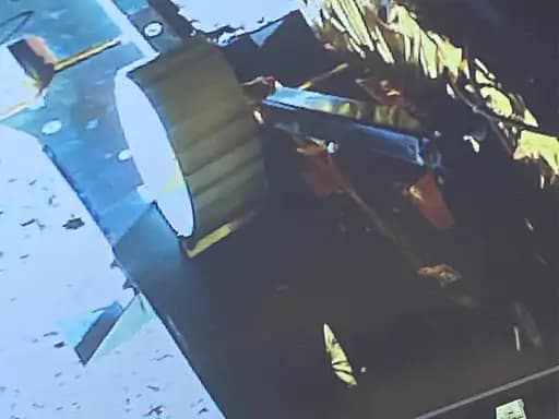 चंद्रयान-3 के लैंडर से बाहर आया रोवर प्रज्ञान,अब चांद की सतह पर घूम रहा, पानी और कीमती धातुओं से जुड़ी जानकारी जुटाएगा.. 42 चंद्रयान-3 के लैंडर से बाहर आया रोवर प्रज्ञान,अब चांद की सतह पर घूम रहा, पानी और कीमती धातुओं से जुड़ी जानकारी जुटाएगा.. February 16, 2026