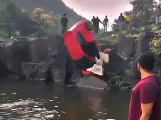 इंदौर के पास कुंड में कार गिरी ,12 साल की बच्ची बैठी थी, बचाने के लिए पिता भी कूदे.. 42 इंदौर के पास कुंड में कार गिरी ,12 साल की बच्ची बैठी थी, बचाने के लिए पिता भी कूदे.. February 20, 2026