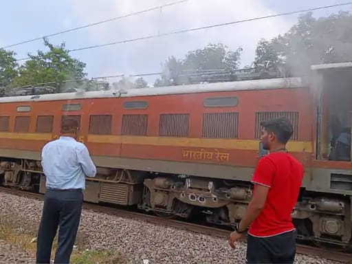 ग्वालियर में उदयपुर-खजुराहो एक्सप्रेस के इंजन में आग लगी.. 42 ग्वालियर में उदयपुर-खजुराहो एक्सप्रेस के इंजन में आग लगी.. February 15, 2026