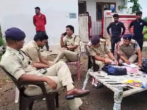 फैमिली सुसाइड केस का भोपाल कनेक्शन, 5 आरोपी अरेस्ट.. 42 फैमिली सुसाइड केस का भोपाल कनेक्शन, 5 आरोपी अरेस्ट.. February 15, 2026