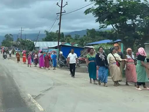 मणिपुर में इंटरनेट बैन के बीच SMS रिपोर्टिंग,हिंसा और फायरिंग जारी.. 42 मणिपुर में इंटरनेट बैन के बीच SMS रिपोर्टिंग,हिंसा और फायरिंग जारी.. March 8, 2026