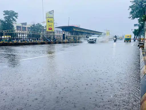 इंदौर में अगस्त में पहली बार तेज बारिश,BRTS पर भराया पानी.. 42 इंदौर में अगस्त में पहली बार तेज बारिश,BRTS पर भराया पानी.. February 15, 2026