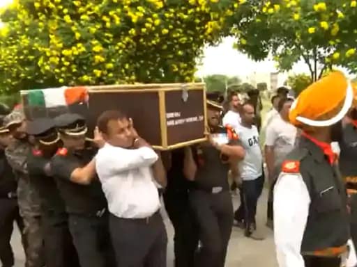 शहीद मेजर आशीष का पार्थिव शरीर पैतृक गांव बिंझौल पहुंचा,अंतिम संस्कार थोड़ी देर में.. 42 शहीद मेजर आशीष का पार्थिव शरीर पैतृक गांव बिंझौल पहुंचा,अंतिम संस्कार थोड़ी देर में.. December 2, 2025