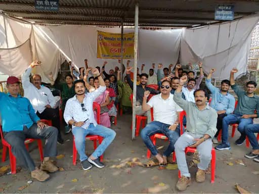 MP के पटवारी आठवें दिन भी हड़ताल पर,प्रदेशाध्यक्ष बघेल बोले-हड़ताल पर जाने से पहले CM-मंत्री से बात की.. 42 MP के पटवारी आठवें दिन भी हड़ताल पर,प्रदेशाध्यक्ष बघेल बोले-हड़ताल पर जाने से पहले CM-मंत्री से बात की.. March 7, 2026