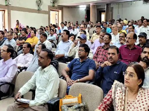 बैंककर्मी ले रहे चुनावी ट्रेनिंग, ब्रांच में कोई नहीं,भोपाल में बैंकों के 2 हजार कर्मचारियों की चुनाव में ड्यूटी लगी.. 42 बैंककर्मी ले रहे चुनावी ट्रेनिंग, ब्रांच में कोई नहीं,भोपाल में बैंकों के 2 हजार कर्मचारियों की चुनाव में ड्यूटी लगी.. December 14, 2025