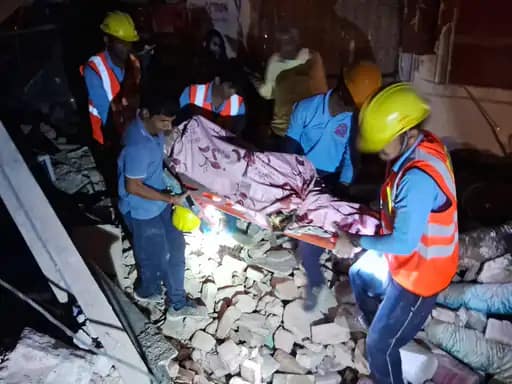 सतना में तीन मंजिला इमारत गिरी, एक की मौत,पुराने पिलर-दीवार तोड़ते वक्त हुआ हादसा.. 42 सतना में तीन मंजिला इमारत गिरी, एक की मौत,पुराने पिलर-दीवार तोड़ते वक्त हुआ हादसा.. December 2, 2025