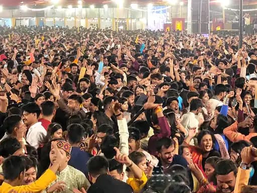 'अभिव्यक्ति गरबा महोत्सव' का चौथा दिन,5 घंटे नॉन स्टॉप परफॉरमेंस, कदम ऐसे थिरके कि फिर रुके नहीं 42 'अभिव्यक्ति गरबा महोत्सव' का चौथा दिन,5 घंटे नॉन स्टॉप परफॉरमेंस, कदम ऐसे थिरके कि फिर रुके नहीं December 2, 2025