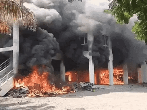 मराठा आरक्षण के समर्थन में एक दिन में 9 सुसाइड,13 दिन में 25 लोगों ने जान दी.. 42 मराठा आरक्षण के समर्थन में एक दिन में 9 सुसाइड,13 दिन में 25 लोगों ने जान दी.. December 2, 2025