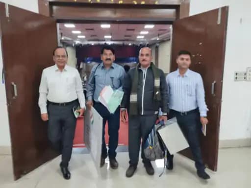 MP में पहली बार घर बैठे वोटिंग,80+ वोटर्स और दिव्यांगों को सुविधा,भोपाल, बुरहानपुर में घर-घर पहुंचीं टीम.. 42 MP में पहली बार घर बैठे वोटिंग,80+ वोटर्स और दिव्यांगों को सुविधा,भोपाल, बुरहानपुर में घर-घर पहुंचीं टीम.. December 2, 2025