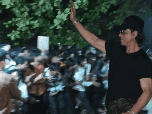 शाहरुख के बर्थडे में मन्नत के बाहर बेकाबू हुए फैंस,पुलिस ने चलाई लाठी, आतिशबाजी कर जगमगाया आसमान, शाहरुख ने कहा फैंस को शुक्रिया 42 शाहरुख के बर्थडे में मन्नत के बाहर बेकाबू हुए फैंस,पुलिस ने चलाई लाठी, आतिशबाजी कर जगमगाया आसमान, शाहरुख ने कहा फैंस को शुक्रिया December 2, 2025