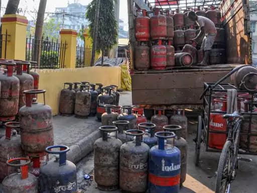 कॉमर्शियल गैस सिलेंडर 100 रुपए महंगा,दिल्ली में BS-4 डीजल बसों की एंट्री बंद, आज से 4 बड़े बदलाव.. 42 कॉमर्शियल गैस सिलेंडर 100 रुपए महंगा,दिल्ली में BS-4 डीजल बसों की एंट्री बंद, आज से 4 बड़े बदलाव.. December 2, 2025