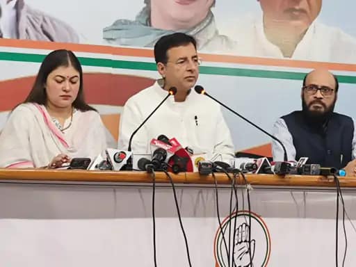 सुरजेवाला बोले-सरकार के संरक्षण में हुआ पटवारी भर्ती घोटाला,पीसीसी में कहा-FIR के बाद भी परीक्षा कराई.. 42 सुरजेवाला बोले-सरकार के संरक्षण में हुआ पटवारी भर्ती घोटाला,पीसीसी में कहा-FIR के बाद भी परीक्षा कराई.. December 2, 2025