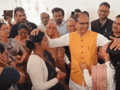 शिवराज से लिपटकर रोईं लाड़ली बहनें,शिवराज बोले- नए मुख्यमंत्री को बधाई, मैं सदैव सहयोग करता रहूंगा 42 शिवराज से लिपटकर रोईं लाड़ली बहनें,शिवराज बोले- नए मुख्यमंत्री को बधाई, मैं सदैव सहयोग करता रहूंगा December 25, 2025