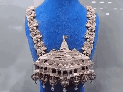5000 अमेरिकी डायमंड से बना राम मंदिर नेकलेस,2 किलो चांदी भी लगी, सूरत के हीरा व्यापारी राम मंदिर को गिफ्ट करेंगे 42 5000 अमेरिकी डायमंड से बना राम मंदिर नेकलेस,2 किलो चांदी भी लगी, सूरत के हीरा व्यापारी राम मंदिर को गिफ्ट करेंगे December 24, 2025