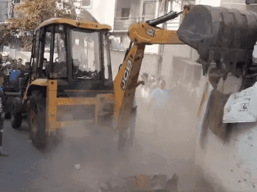 BJP कार्यकर्ता की हथेली काटने वाले के घर चला बुलडोजरडॉ. मोहन यादव के CM बनने के बाद बड़ा एक्शन.. 42 BJP कार्यकर्ता की हथेली काटने वाले के घर चला बुलडोजरडॉ. मोहन यादव के CM बनने के बाद बड़ा एक्शन.. December 25, 2025