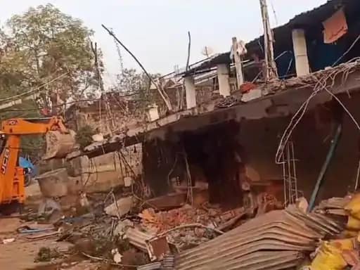 नर्मदापुरम में अफसरों पर हमला करने वालों के अवैध निर्माण पर चला बुलडोजर.. 42 नर्मदापुरम में अफसरों पर हमला करने वालों के अवैध निर्माण पर चला बुलडोजर.. March 5, 2026